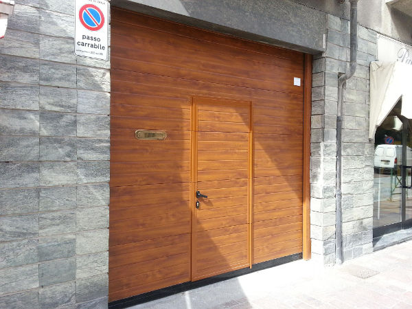 Porta sezionale finto legno chiaro con porta pedonale
