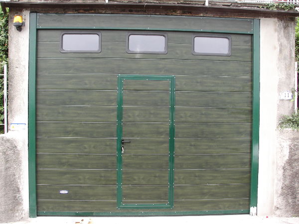 Porta sezionale finto legno colore verde con porta pedonale_s