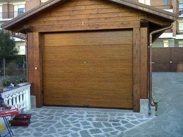 Porta sezionale finto legno doghe orizzontali alte_s